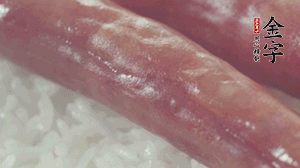 關(guān)上蓋子，煮到米飯露出時(shí)。