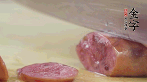 拿出香腸和臘肉，切成片后重新鋪入。