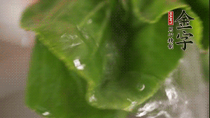 小青菜從根部掰開，分別洗凈。