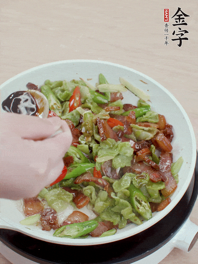 2勺生抽調(diào)味，最后撒蒜葉。