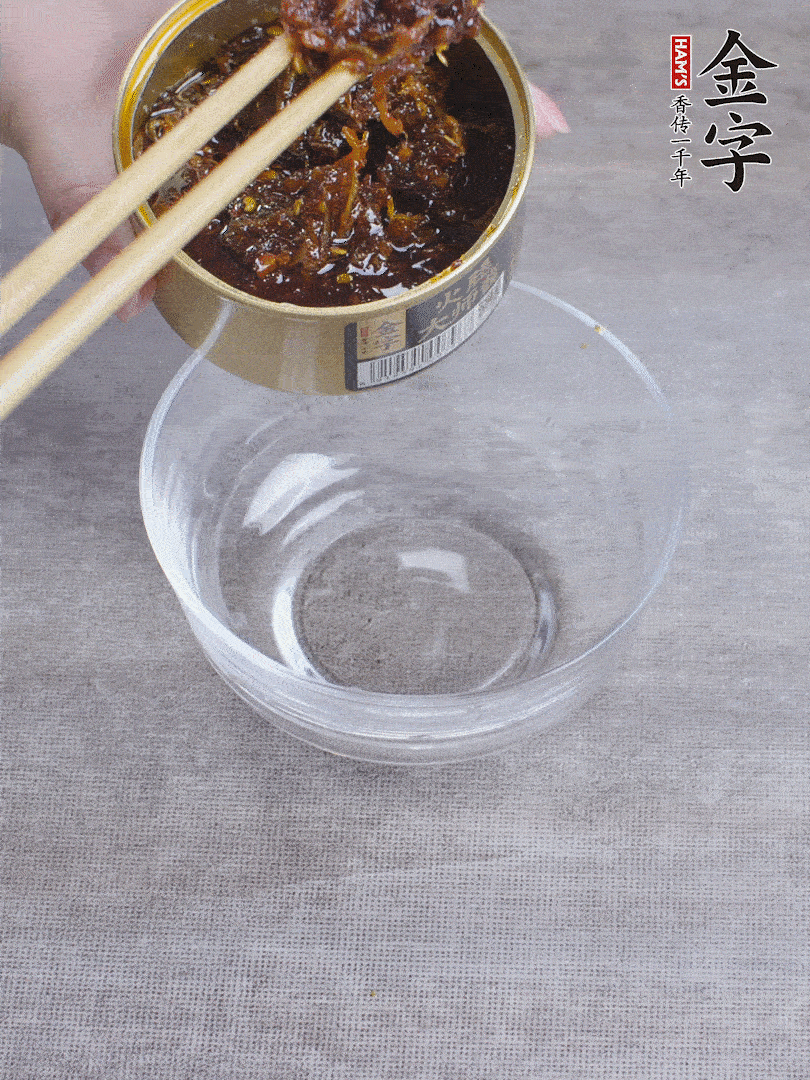 金字火腿大師醬2勺、醬油1勺、白砂糖1/2勺調(diào)勻。