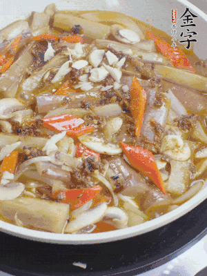 撒蒜末、香菜末。
