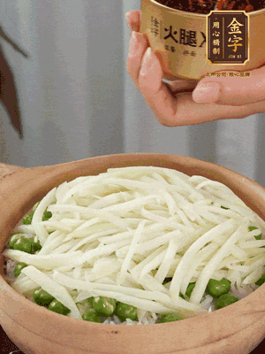 到水微干，放上豌豆、茭白絲。
