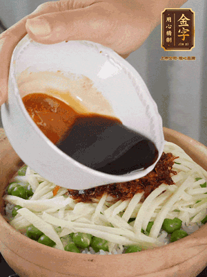 繼續(xù)小火燜3分鐘，淋上XO醬攪拌均勻。
